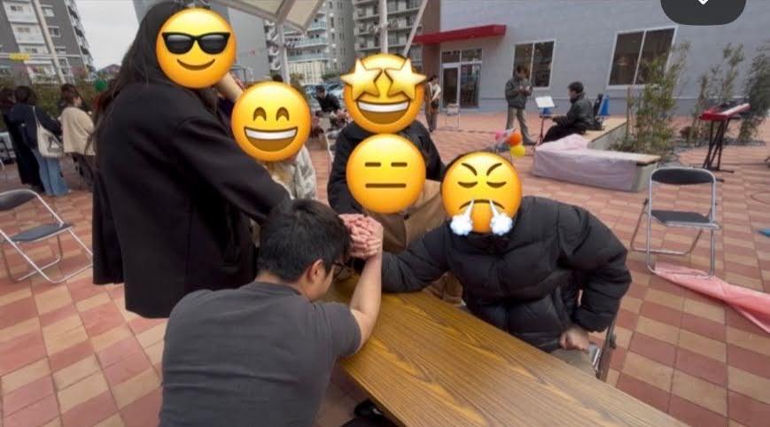 最終戦、何人もがかりで村田に挑む来場者たち