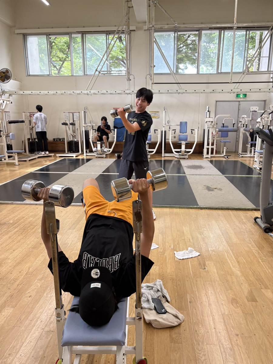 トレーニングセンターでダンベルトレーニングをする部員